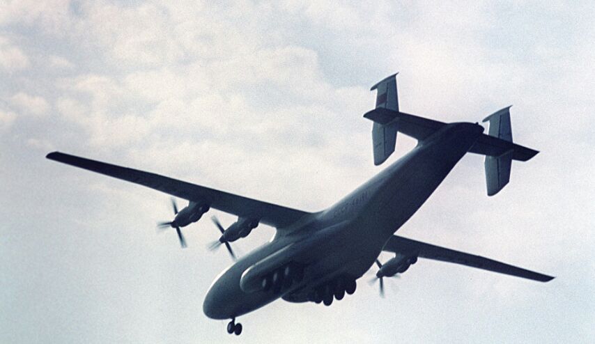 أكبر طائرة في العالم تحمل شيئا مجهولا إلى سوريا