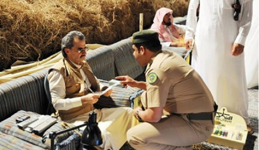 "ضربوه وعلقوه من رجليه".. هذا ما يجري مع الوليد بن طلال !