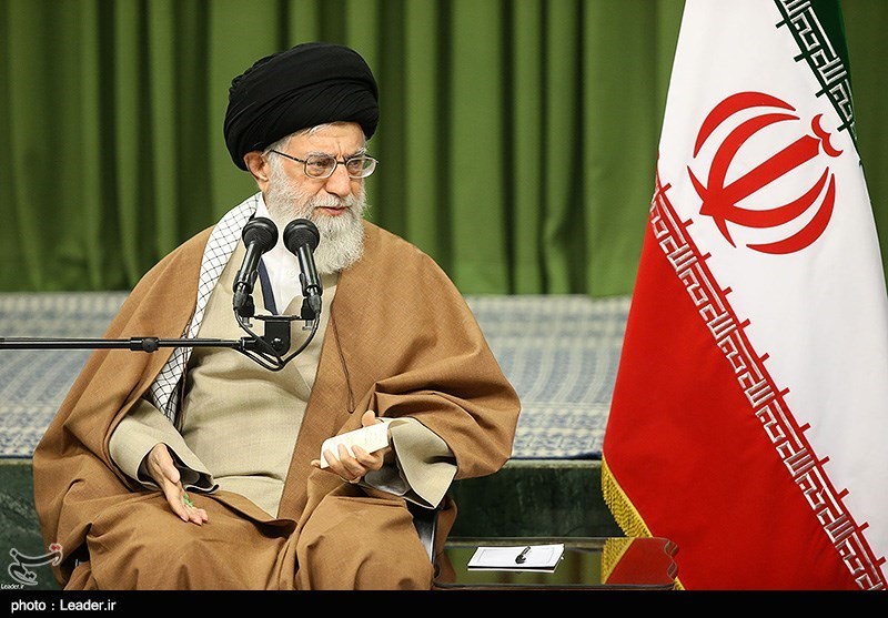 الإمام الخامنئي: قضيتا اليمن والبحرين جرحان عميقان ومزمنان وينبغي حلهما