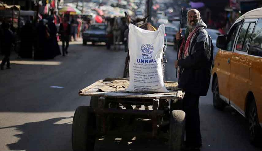 للضغط على الفلسطينيين ... واشنطن تجمد 65 مليون دولار من مساعداتها للأنروا
