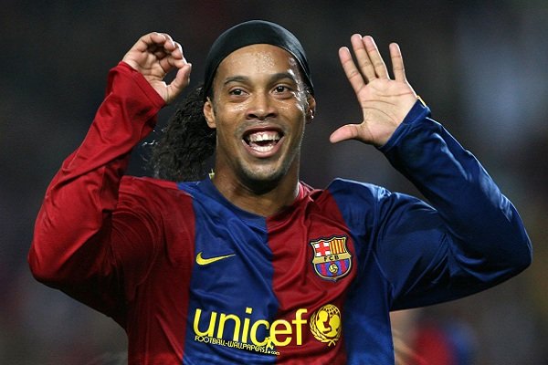 رونالدينيو يعتزل كرة القدم برسالة وداعية مؤثرة