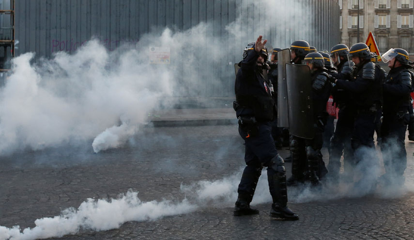 الشرطة الفرنسية تشتبك مع حراس السجون..