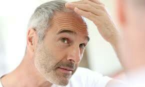 4 أغذية تهدد شعرك بالشيب المبكر.. أوّلها نأكله يومياً!