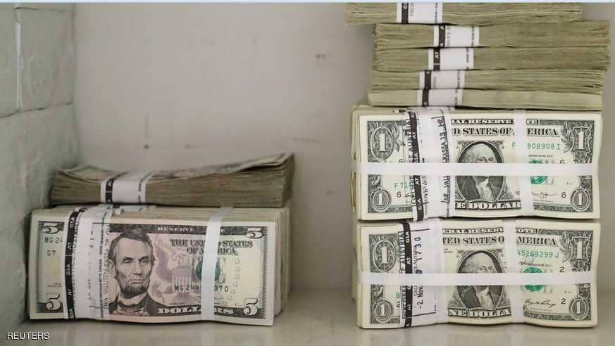 استمرار هبوط الدولار وأثره على حياتنا اليومية