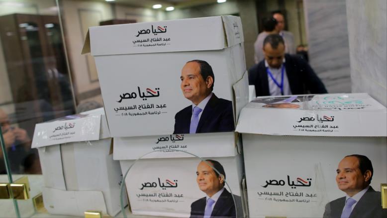 السيسي وحيداً في الانتخابات بعد اعتقال عنان وانسحاب خالد علي
