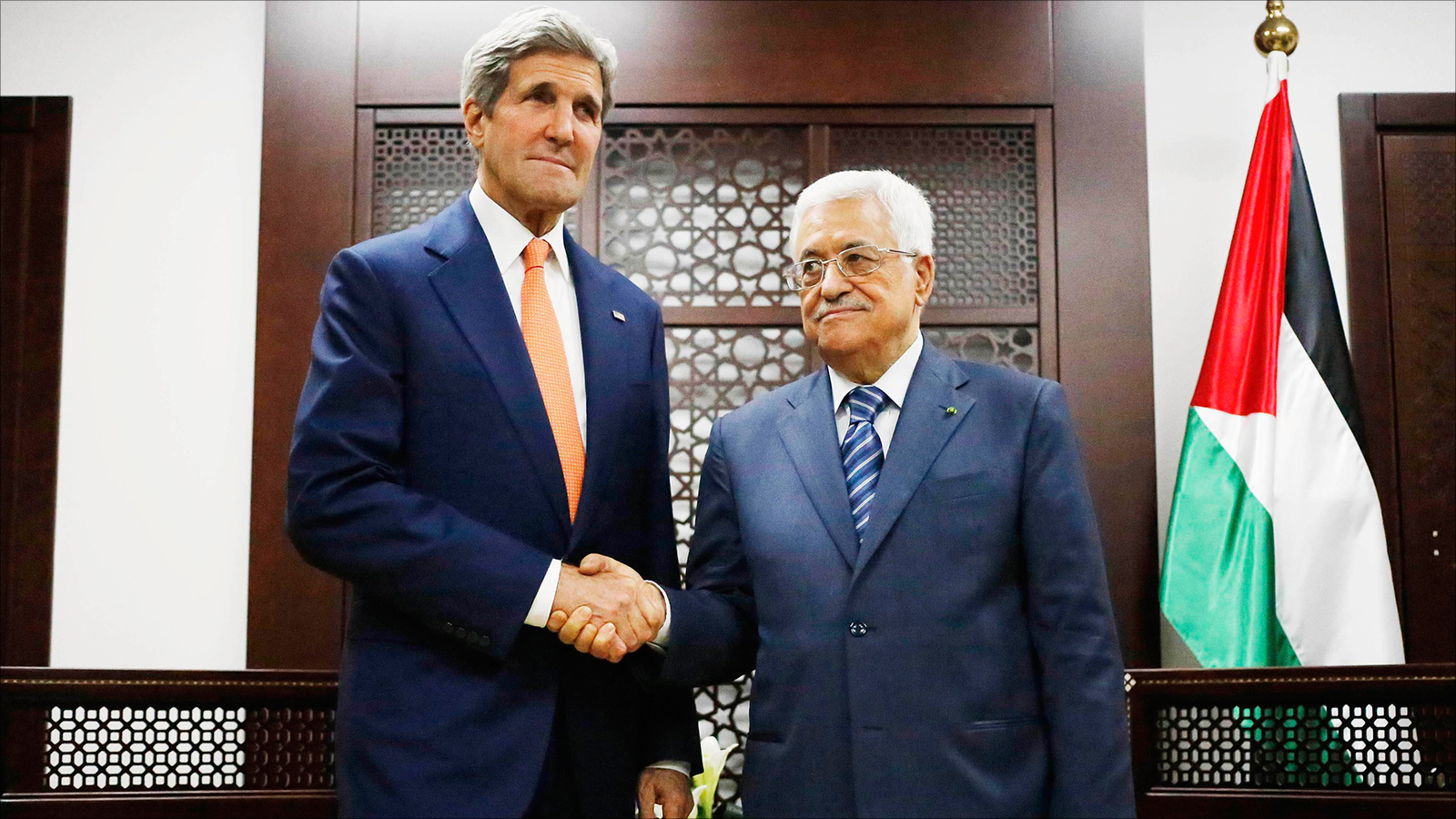 كيري لمحمود عباس: لا تستسلم لترمب
