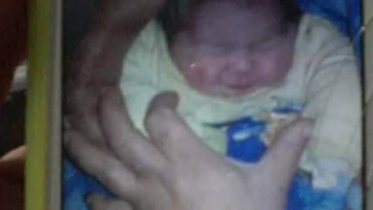 بالصور: أهالي قرية مصرية يعثرون على رضيعة و بجانبها رسالة غريبة من والدتها!