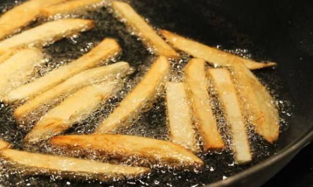 كم مرة يمكنك استخدام زيت القلي؟