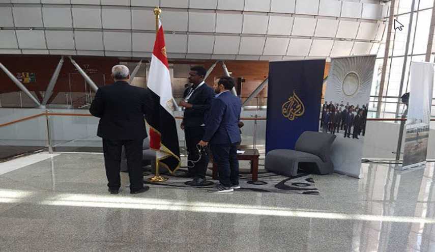مذيع"الجزيرة" يصعق الوفد المصري بالقمة الإفريقية 