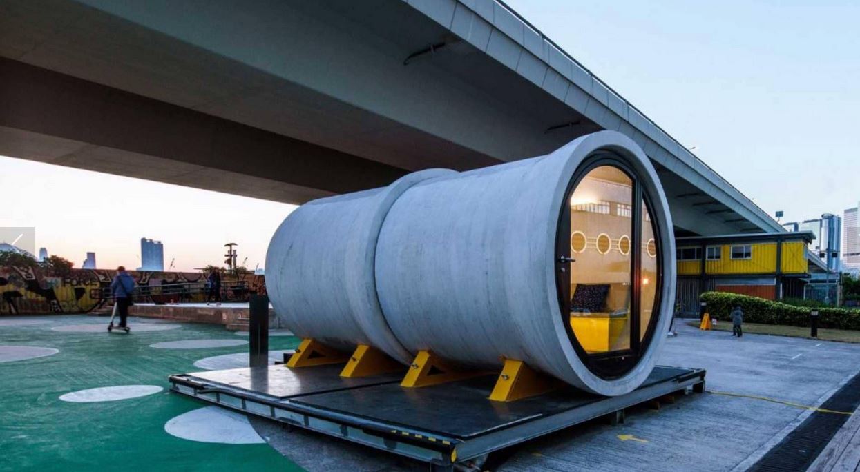  بالصور.. حتى أنابيب الصرف الصحي باتت ممكنة للسكن 