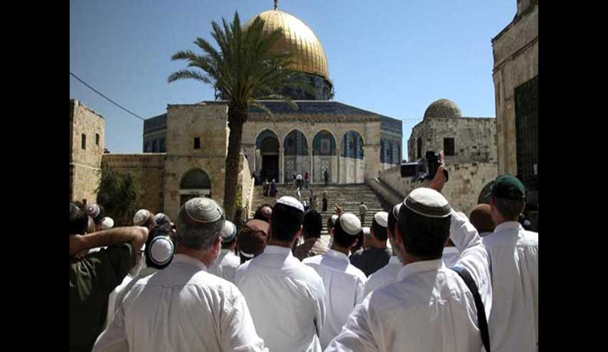 المستوطنون يقتحمون باحات الأقصى