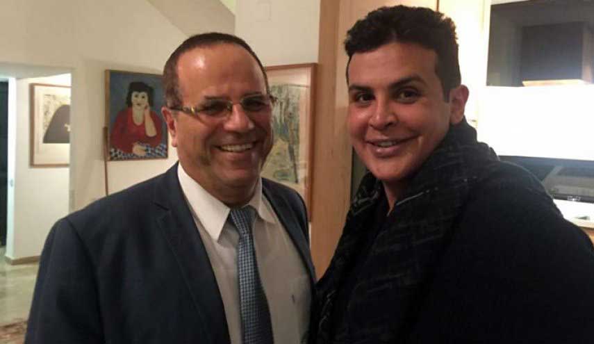 علانية أمام الكاميرا.. أمير بحريني شاب في حضن وزير إسرائيلي!!