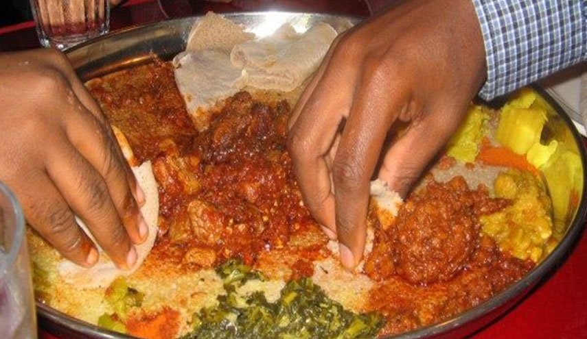 إياكم والأكل باليد اليسرى فإنها فعل الشيطان.. فتوى مثيرة للجدل؟!