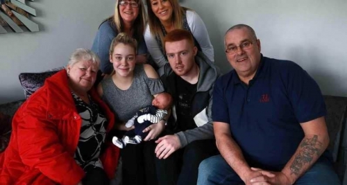 بالصور.. رضيع يصدم عائلته!!