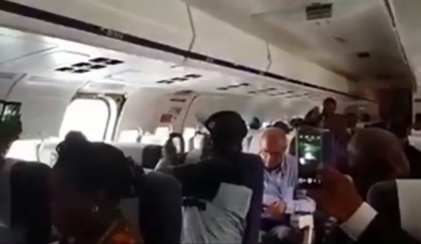  بالصور ... "باب مخلوع" يرعب ركاب طائرة