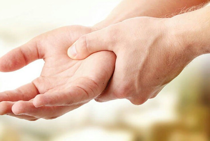 ما هي رجفة اليد ولماذا تصيبك؟