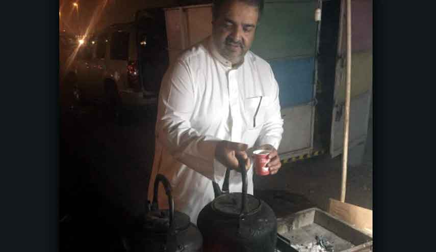 صحفي سعودي قضى 24 سنة مديرا للتحرير يبيع “الذرة المشوية” ليسد رمق أبنائه!