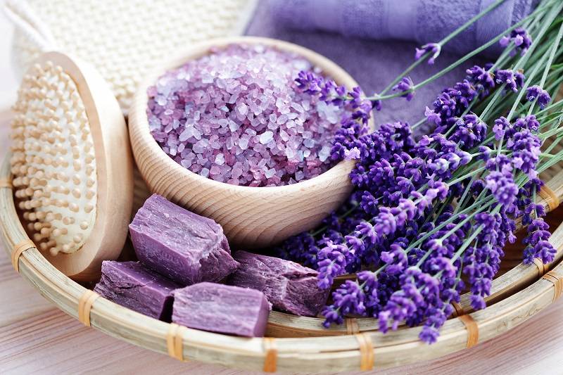  روغن اسطوخودوس و تاثير آن روي سلامت موها