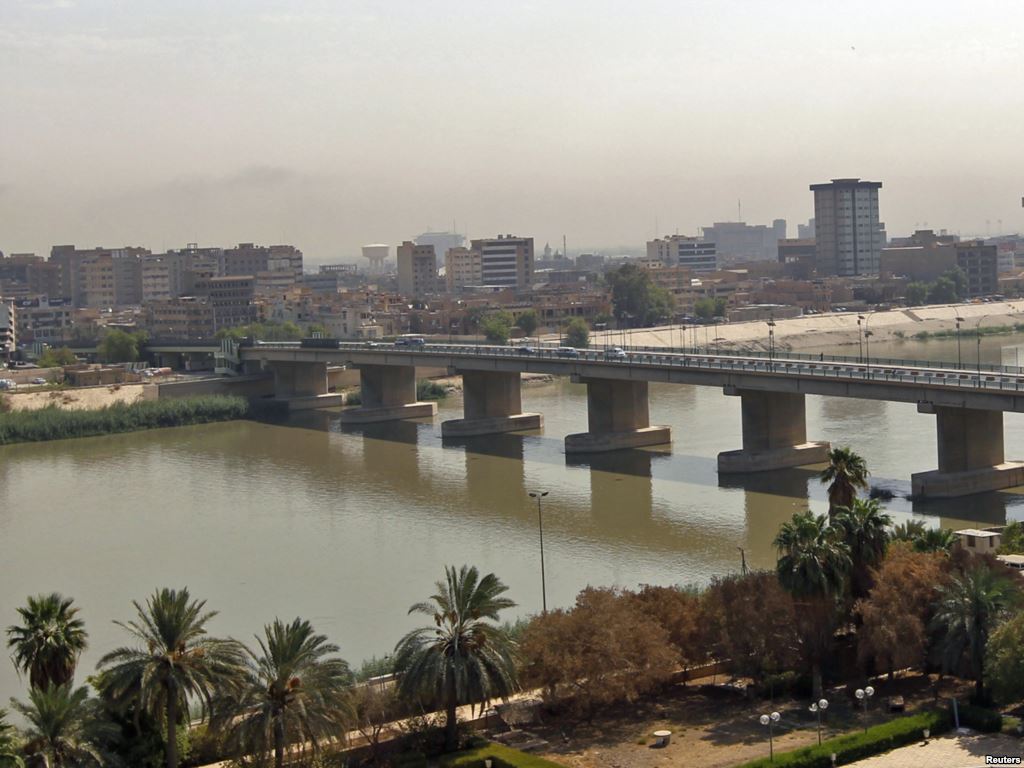 صورة صادمة.. عراقي يتجول في دجلة ببغداد من على فرسه