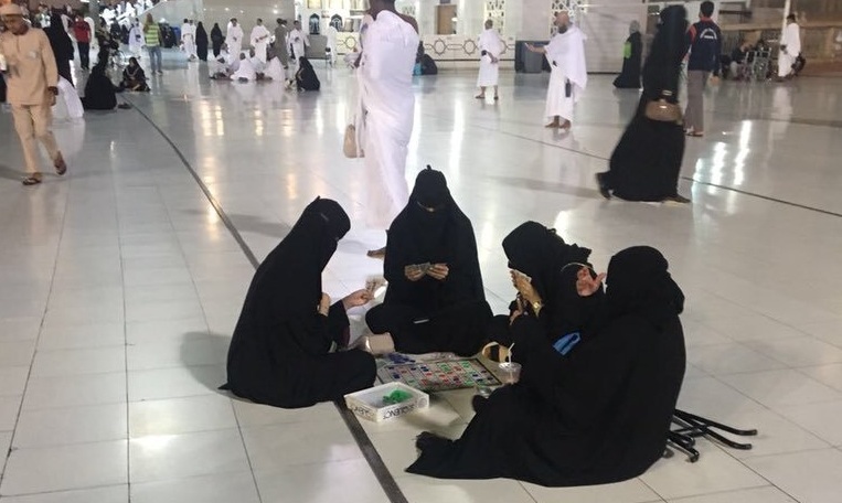 بالصور.. سعوديات يلعبن الورق في ساحة الحرم المكي تأييدا لسياسات بن سلمان