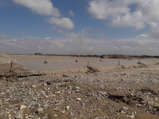 بالصور.. سيول جارفة تقطع طريقا رئيسيا بين محافظتين في العراق