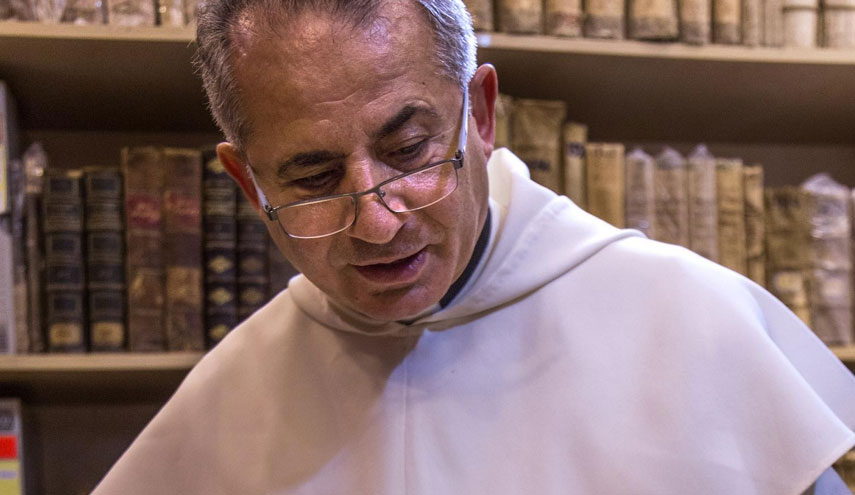 راهب عراقي ينقذ مخطوطات أثرية من "داعش" في نينوى.. قصة مؤثرة