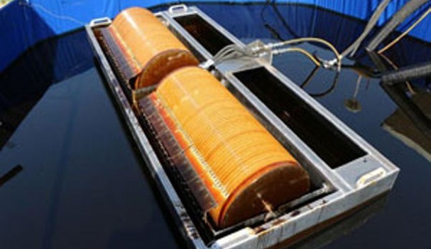 تصنيع جهاز لتطهير الماء من البقع النفطية في إيران