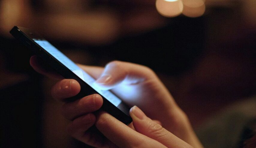 3 تطبيقات للحفاظ على العين خلال تصفّح الهاتف ليلا