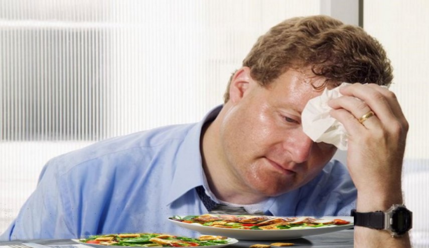 تحذير .. التعرق بعد الطعام علامة لمرض خطير