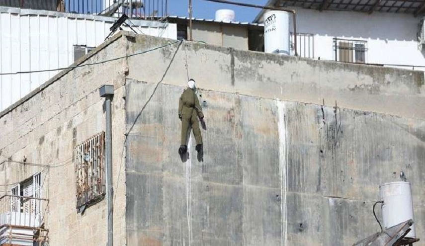 دمى الجنود المشنوقة تثير ليبرمان