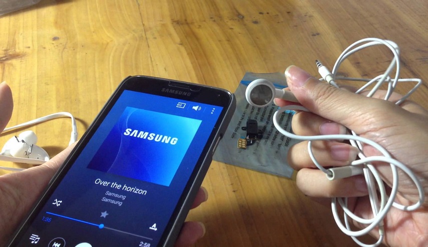 جهاز صغير يحل مشكلة سماعات الأذن لآيفون