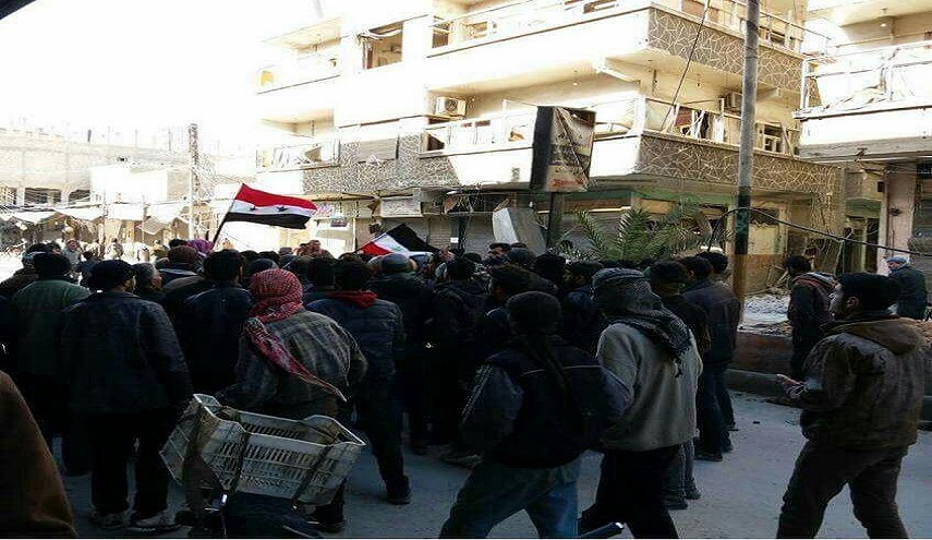 بالصور ..اهالي الغوطة الشرقية يخرجون بمظاهرات دعما للجيش السوري