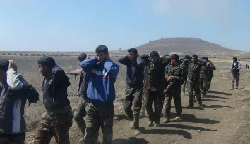 مجموعة مسلحة تسلم نفسها للجيش السوري في حرستا
