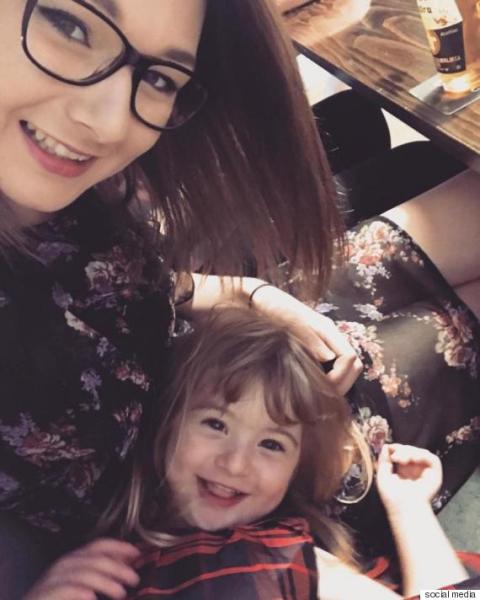 بالصور .. أم بريطانية تعرض بنتها للبيع والسبب..!؟