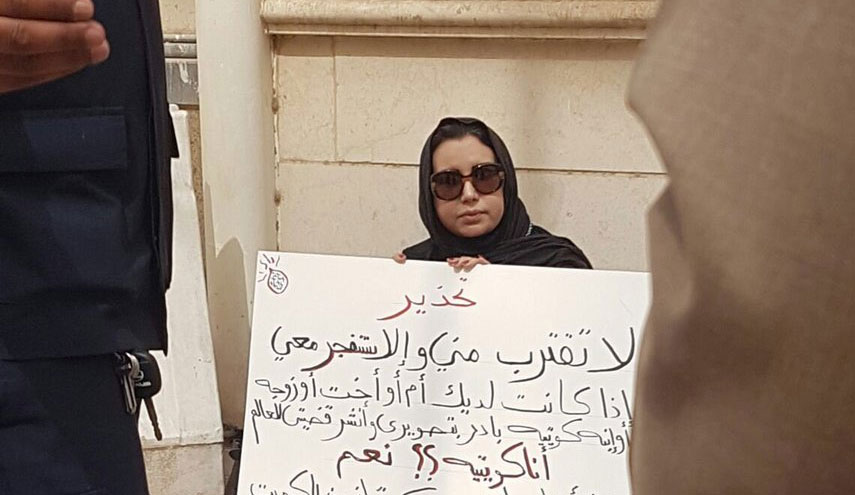 بالصور.. كويتية تهدد بتفجير نفسها أمام البورصة..والسبب هو..