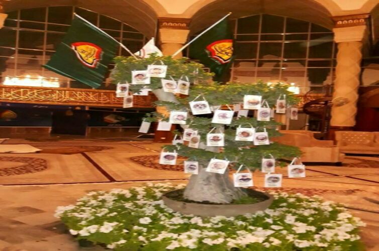 بالصور..شجرة تزينها صور شهداء الحشد الشعبي في هذه الدولة