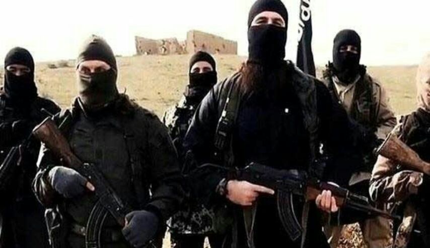 بالصور.. قارب "داعش" الأسود في ساحل ديالى