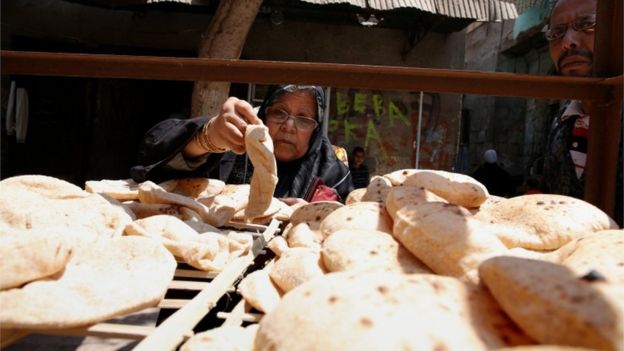 التضخم وارتفاع الاسعار يضرب ملايين المصريين والسيسي يتجه للفوز بالانتخابات