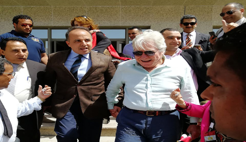 حسين فهمي يدلى بصوته في انتخابات الرئاسة بمقر السفارة بأبو ظبي