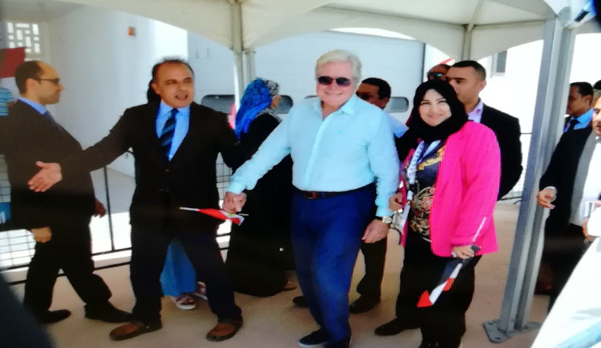 شاهد.. حسين فهمي يدلي بصوته في الانتخابات 