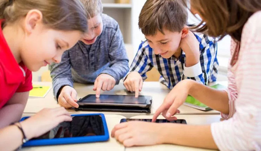 دراسة بريطانية تحذر من كثرة استخدام الأطفال للشاشات اللمسية