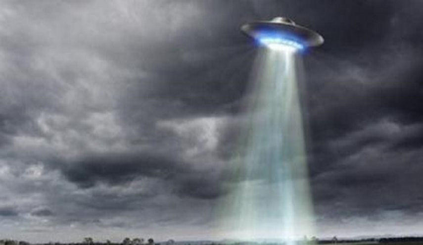 (فيديو) سماء أمريكا تشهد هجوم مركبة فضائية على طائرة نفاثة !!