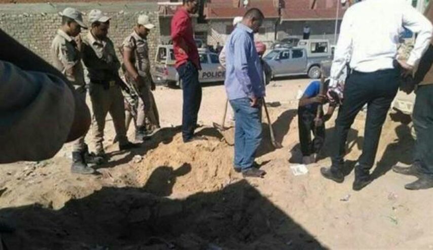 رجل عربي يقتل زوجته الثانية ويدفن ابنته حية… و السبب!