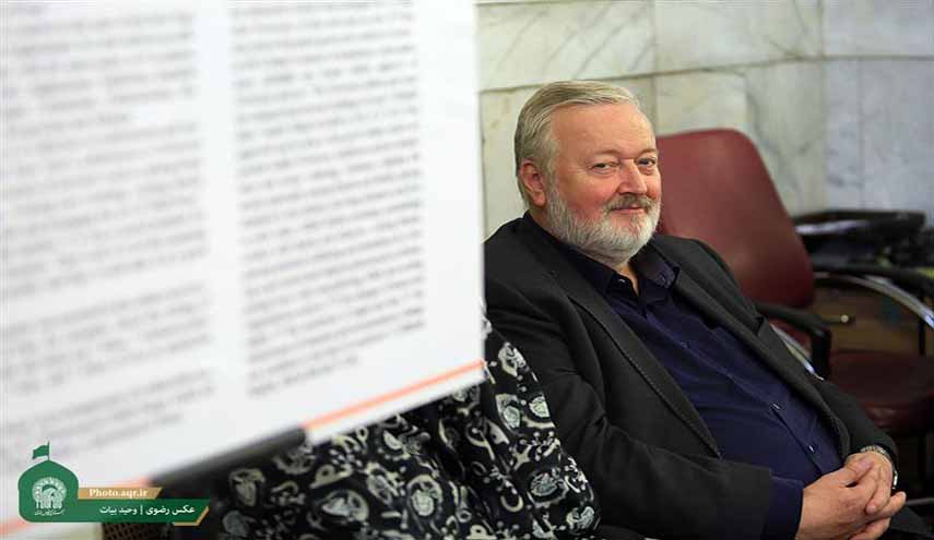 بالصور.. رجل ألماني يعتنق الإسلام في حرم الإمام الرضا عليه السلام