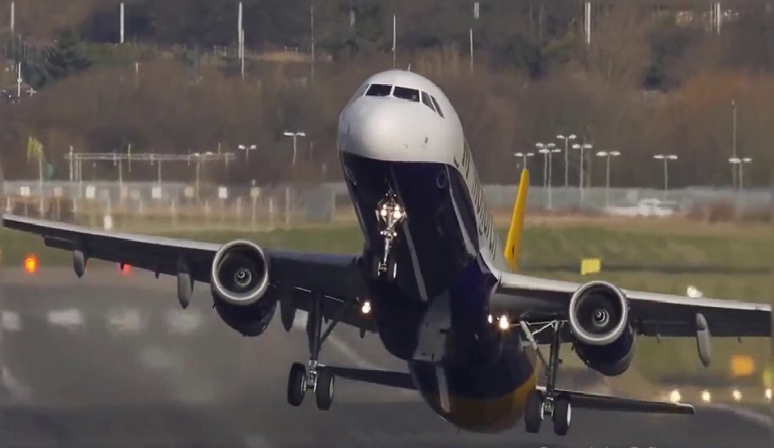 ماذا حدث لطائرة ركاب ايرانية تمزقت احدى اطاراتها في الجو؟