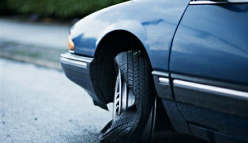 كيف نتصرف إذا انفجر أحد الإطارات ونحن نسير بسرعة عالية ؟