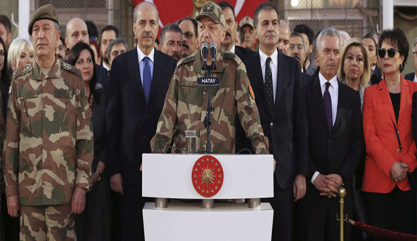 إردوغان يرتدي الزي العسكري على الحدود السورية.. هل هي الحرب؟