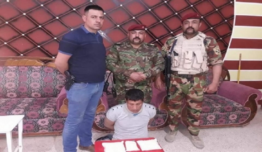 شاهد بالصور .. القبض على تاجر مخدرت كبير غرب الرمادي