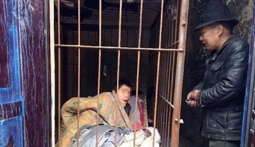 قصة صادمة..رجل احتجز ابنه المعاق في قفص 20 عاماً 