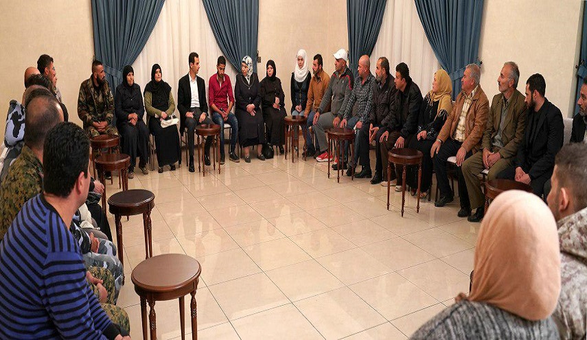  شاهد.. الرئيس الأسد يلتقي بعوائل المخطوفين 
